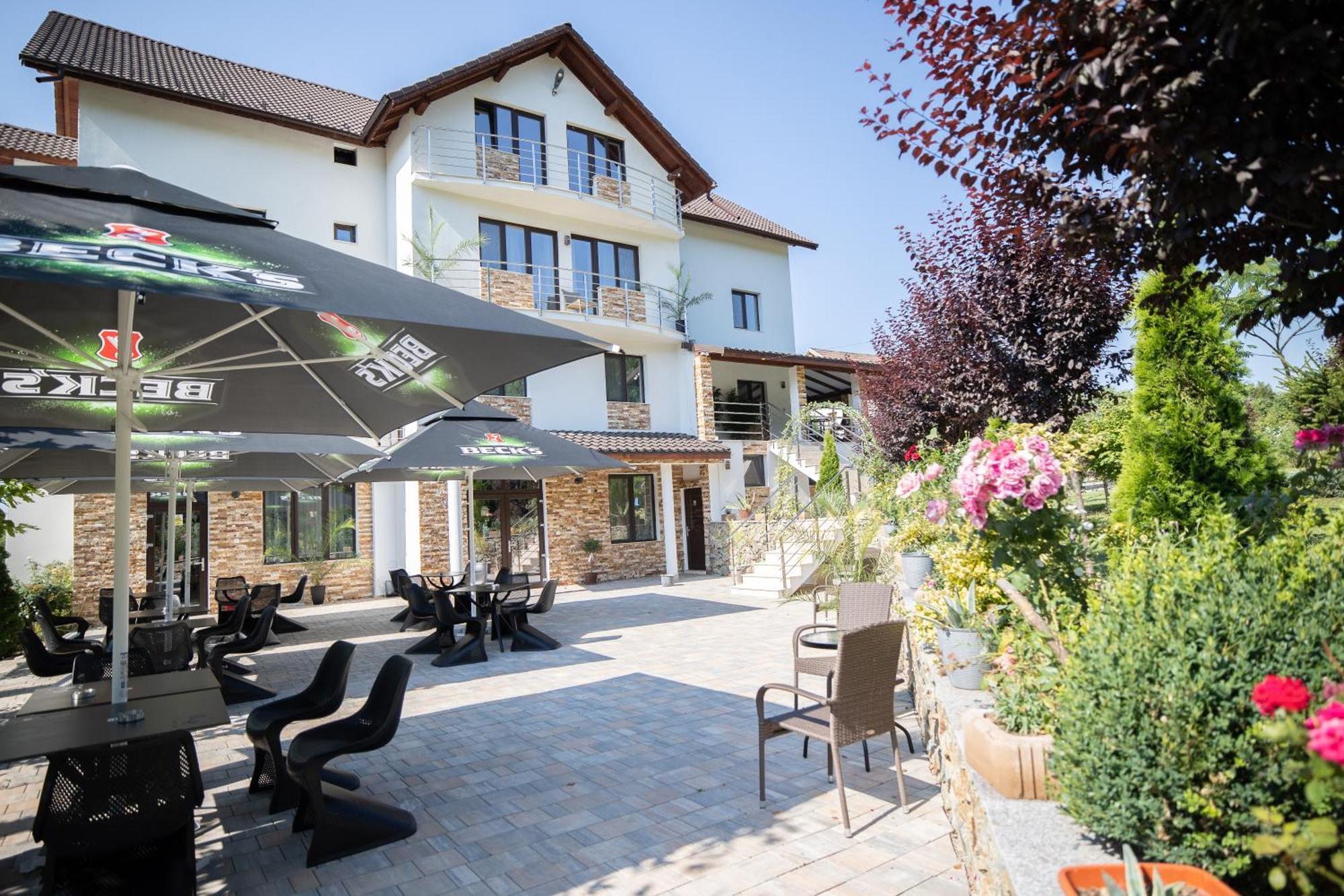 Rem Garden Hotel Novaci-Straini Exterior photo