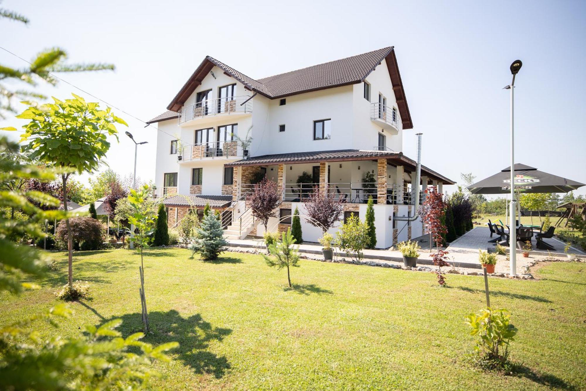 Rem Garden Hotel Novaci-Straini Exterior photo